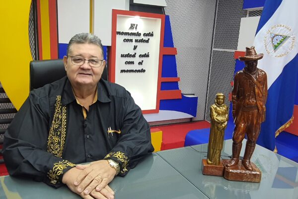 Moisés Absalón Pastora: Procustistas