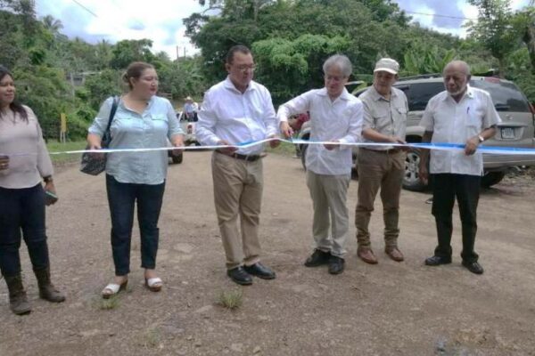 Embajador de Japón visita San Pedro de Lóvago