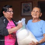 Felicidad predomina en madres de Héroes y Mártires que reciben paquetes alimenticios