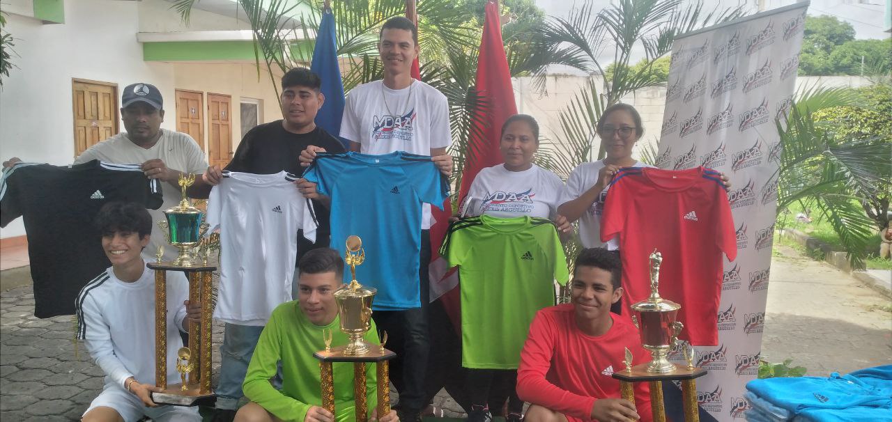 Entregan 1 mil 200 uniformes a jóvenes atletas de Nicaragua