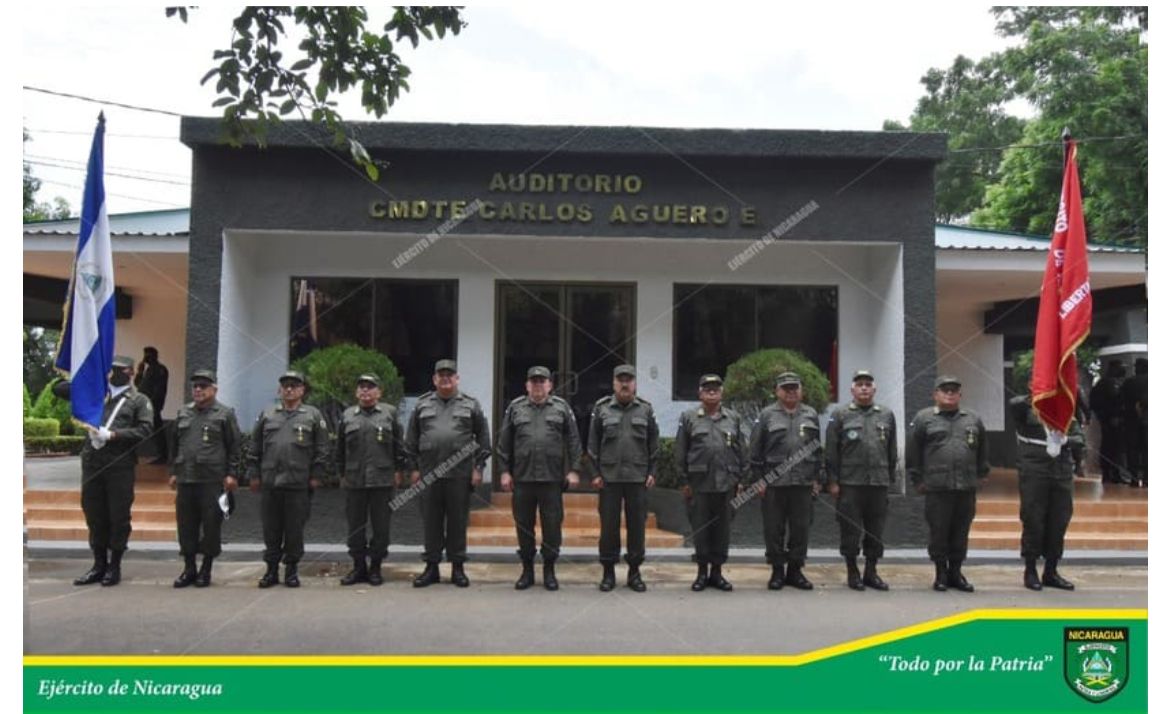 Condecoran a oficiales del Ejército que pasan a la condición de retiro