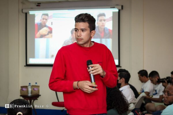 Jóvenes adquieren técnicas para mejorar vídeos de redes sociales