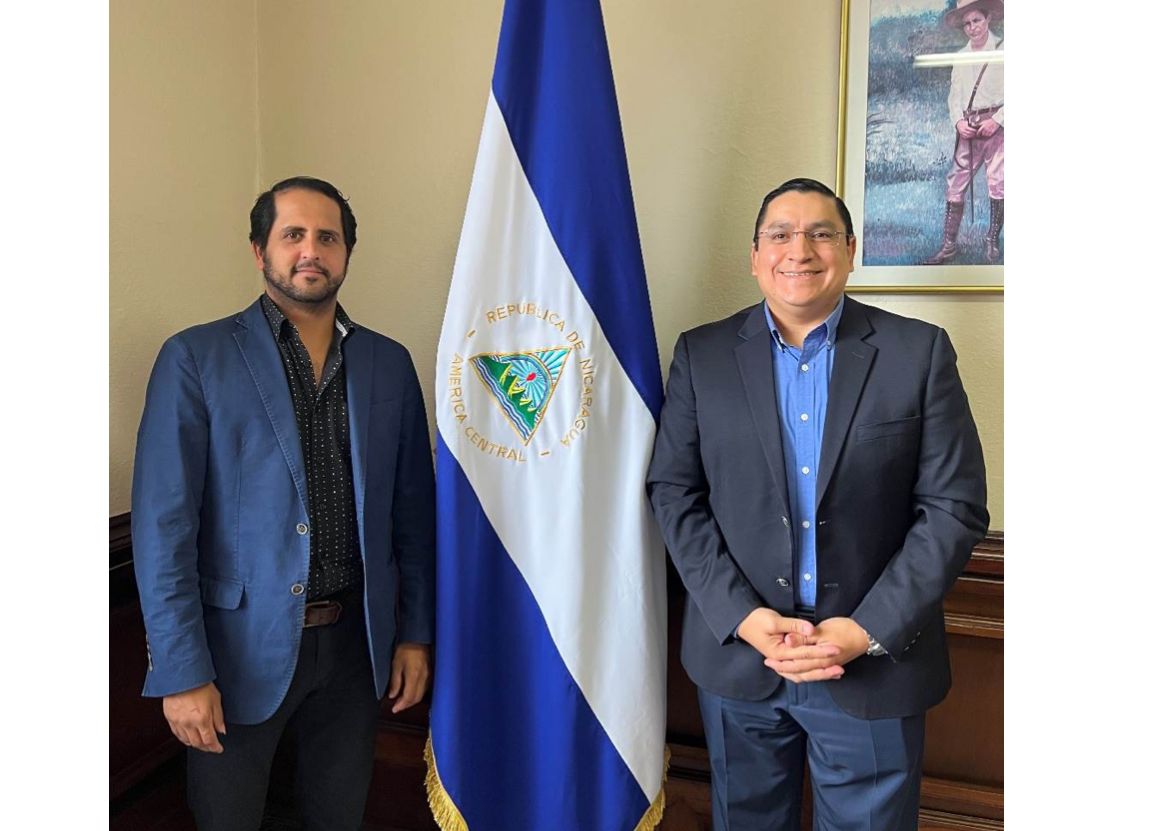 Embajador nicaragüense se reúne con cantautor costarricense, Alberto Campos