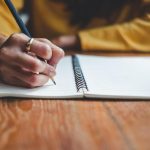 Magda Lanuza: Un obispo de Nicaragua está de rodillas, pero no para pedir perdón