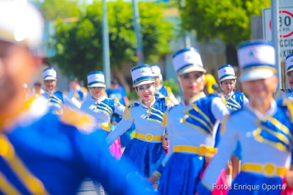 Comunidad educativa inicia septiembre con homenajes patrios