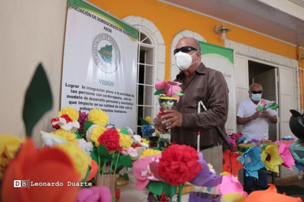 Personas con discapacidad adquieren competencias en arreglos florales