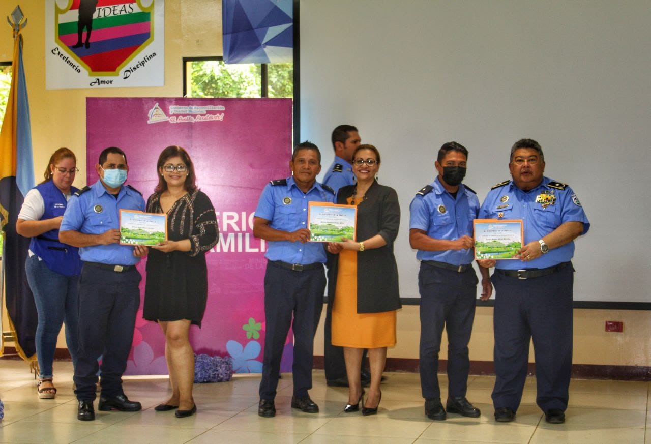 Centinelas de la paz reciben certificados de Escuelas de Valores