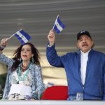 Comandante Daniel Ortega y vicepresidenta Rosario Murillo presiden el desfile patrio