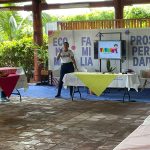 Artesanos nicaragüenses en taller sobre juguetes tradicionales cognitivos