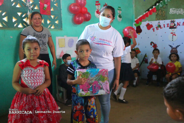 Festival de cuenta cuentos navideños deleita a niñez