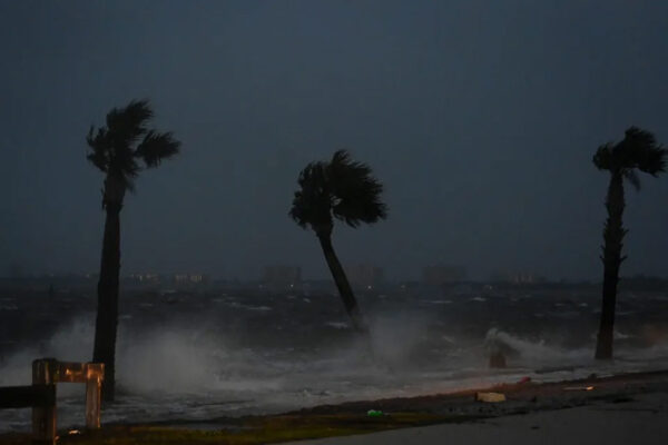 Nicole se degrada a tormenta tropical tras impactar Florida, EEUU