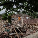 Ascienden a 321 los fallecidos por terremoto en Indonesia