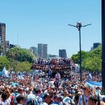 Avanza Caravana de los Campeones por las calles de Buenos Aires