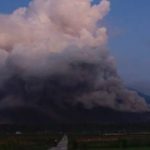 Máxima alerta ante erupción de volcán Semeru en Indonesia
