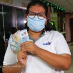 Trabajadores de la salud reciben último pago del 2022