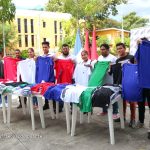 Entregan uniformes deportivos para torneos navideños de fútbol sala