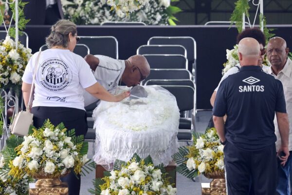 Brasileños dan último adiós a Pelé