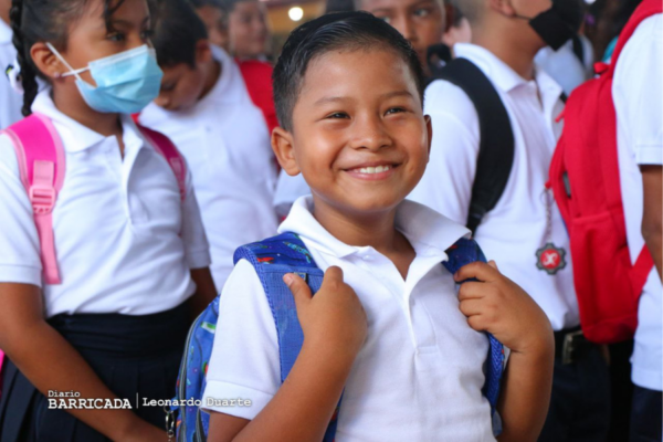 Estudiantes nicaragüenses regresan a clases con mucha alegría