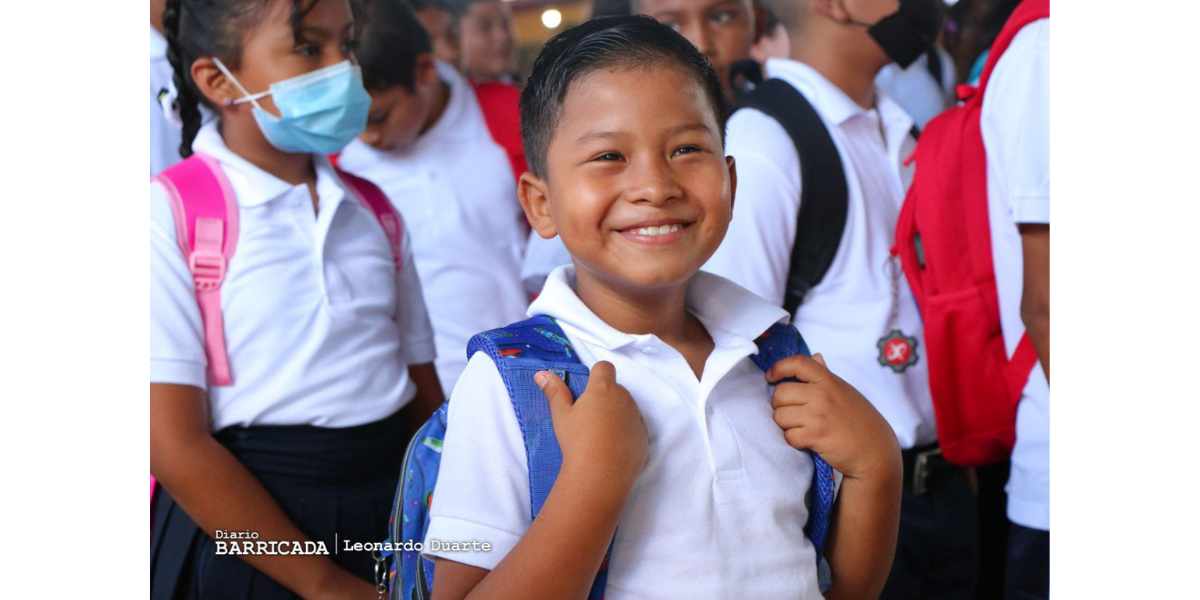 Estudiantes nicaragüenses regresan a clases con mucha alegría