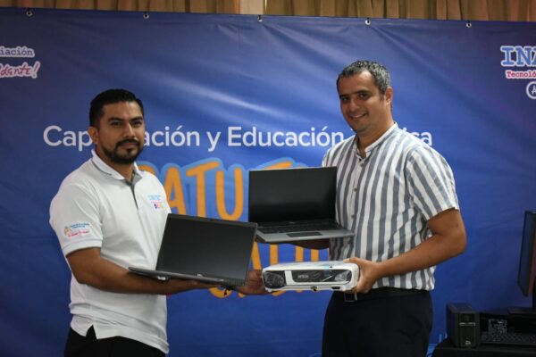Equipan laboratorios de computación de 47 centros técnicos de Nicaragua