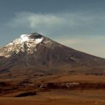 Volcán Cotopaxi emana columna de gases y ceniza en Ecuador