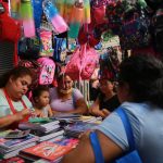 Comerciantes abastecidos con productos para el regreso a clases 2023