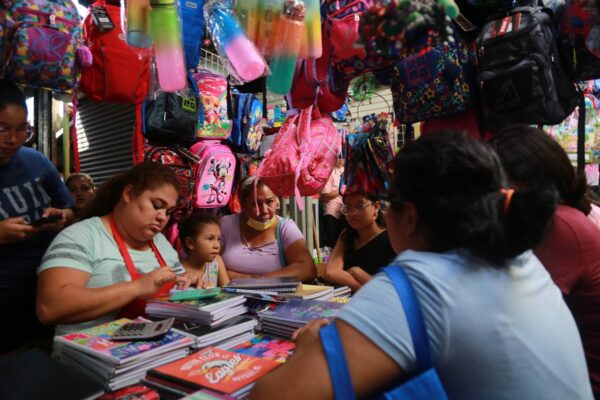 Comerciantes abastecidos con productos para el regreso a clases 2023