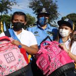 Hijos e hijas de policías comienzan a recibir bonos escolares