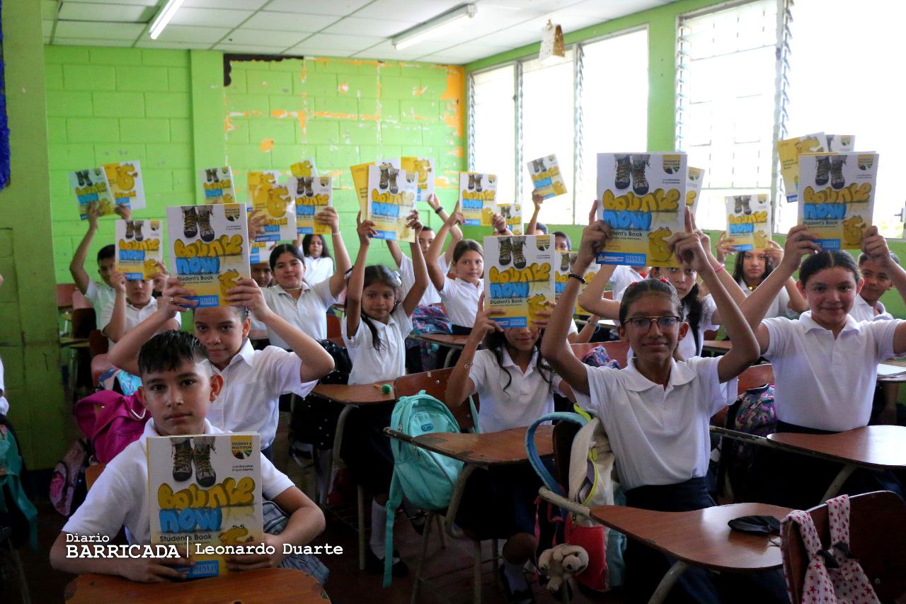 Estudiantes refuerzan aprendizajes con nuevos libros de inglés