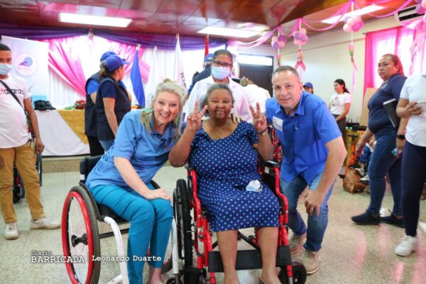 Protagonistas del programa Todos con Voz reciben nuevas sillas de ruedas