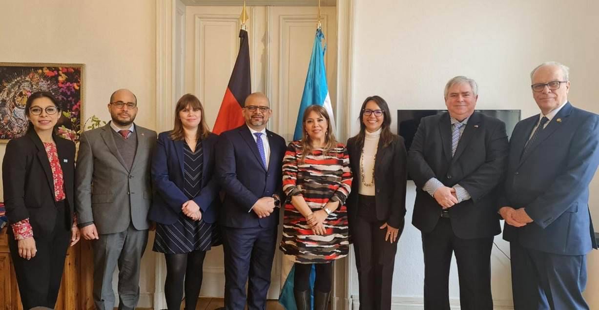 Embajadora nicaragüense se reúne con Secretario general del SICA en Berlín