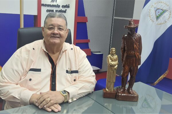 Moisés Absalón Pastora: Nicaragua Sandinista y roja y negra
