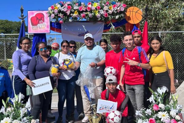 Entregan uniformes y materiales deportivos en León