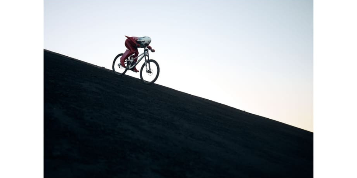 Ciclista francés visita Nicaragua para batir récord mundial en el Cerro Negro