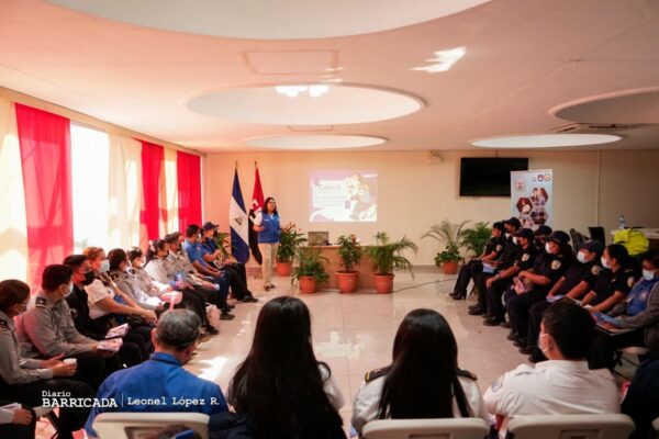 Presentan cartilla sobre familia a servidores del Ministerio de Gobernación