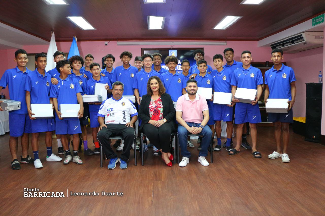 Entregan zapatos deportivos a jugadores U20 del Managua FC
