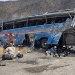 Al menos 15 personas mueren al volcarse autobús en México