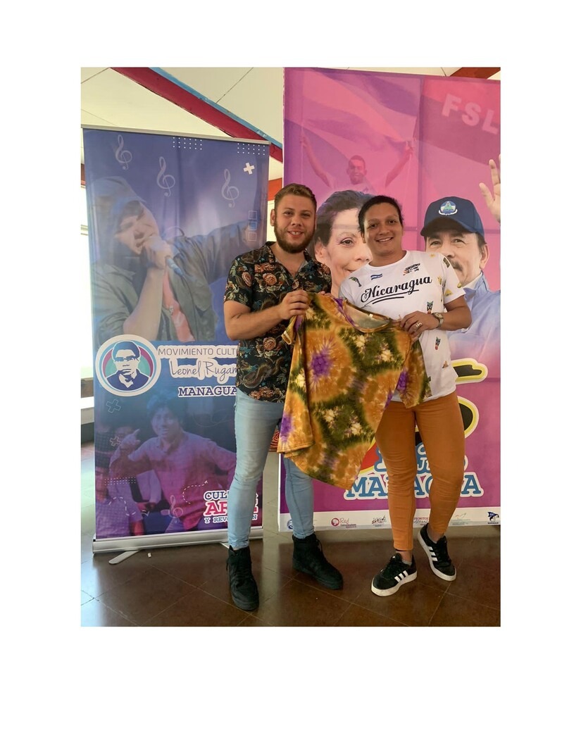 Coordinadores departamentales de danza reciben trajes de danza urbana