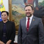 Compañera Daysi Torres entrega copias de estilo a Canciller de la República Bolivariana de Venezuela