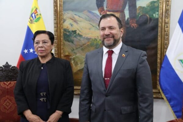 Compañera Daysi Torres entrega copias de estilo a Canciller de la República Bolivariana de Venezuela