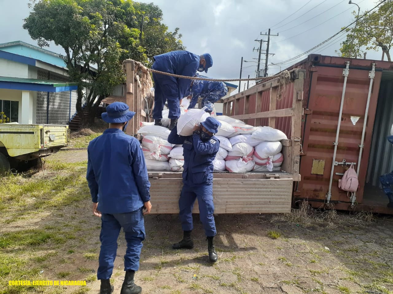 Ejército de Nicaragua descarga paquete de alimentos en Bluefields