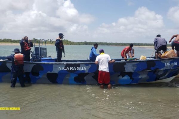 Fuerza Naval rescata a tripulantes de embarcación que se dio vuelta en Puerto Cabeza