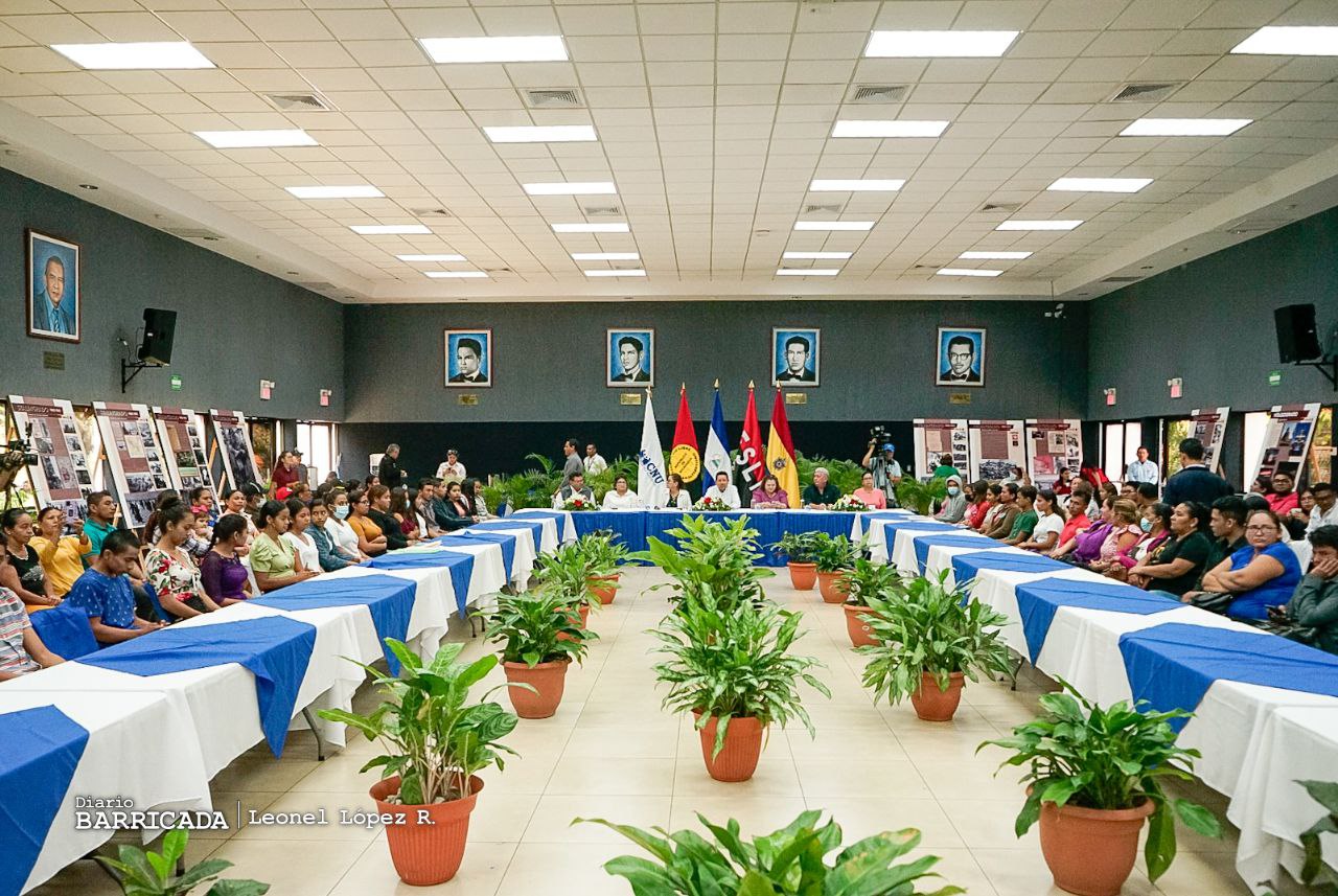 Gobierno Sandinista entrega becas a bachilleres de secundaria a distancia en el campo