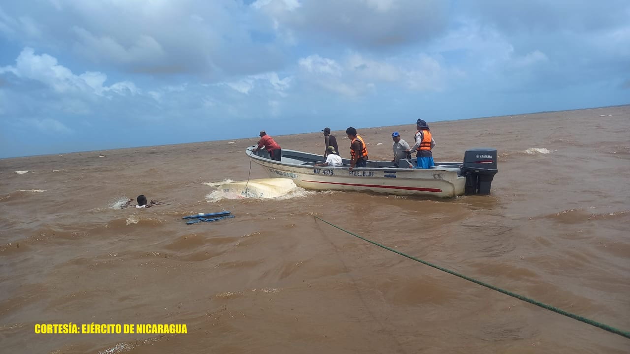 Ejercito de Nicaragua logra rescatar a 14 tripulantes de 1 embarcación en Tasbapauni