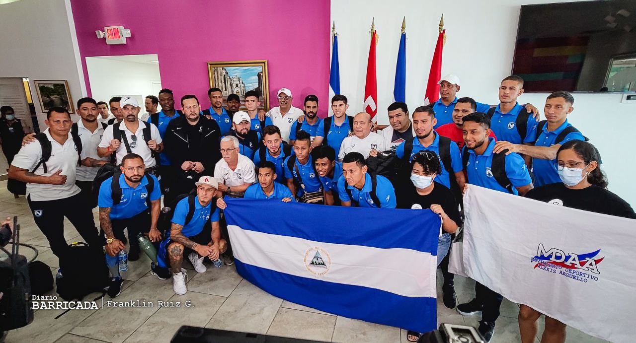 Nicaragüenses reciben a Selección Nacional de Fútbol tras clasificar en Copa Oro