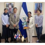 Fundador del Barco de la Paz visita embajada de Nicaragua en Tokio