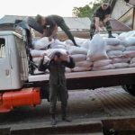 Ejército participa en descargue de alimentos en el municipio de San Carlos