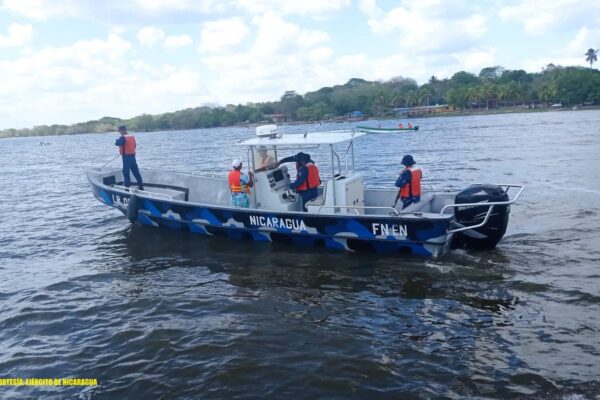 Fuerza Naval rescata a 5 tripulantes nicaragüenses en el Lago Cocibolca