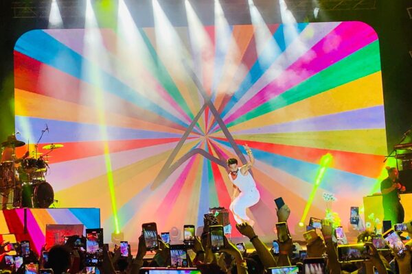 Camilo contagia de energía al público nicaragüense