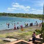 Familias visitan las refrescantes aguas de la Laguna de Xiloá